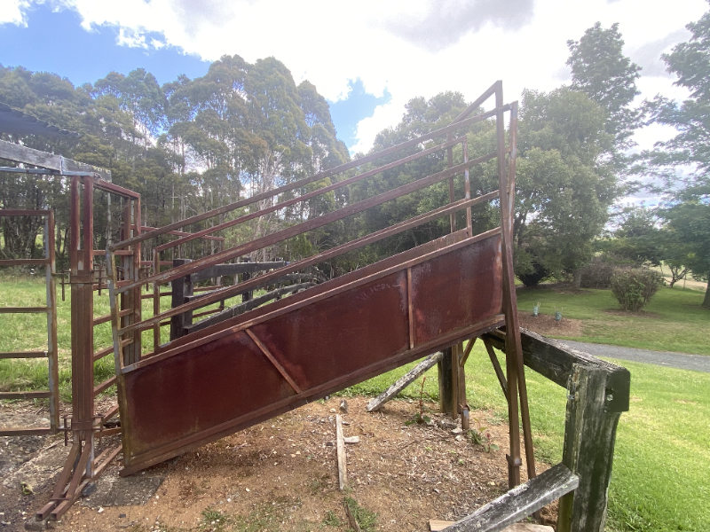 Lot 84 - Cattle loading ramp (no reserve) | AuctionsPlus