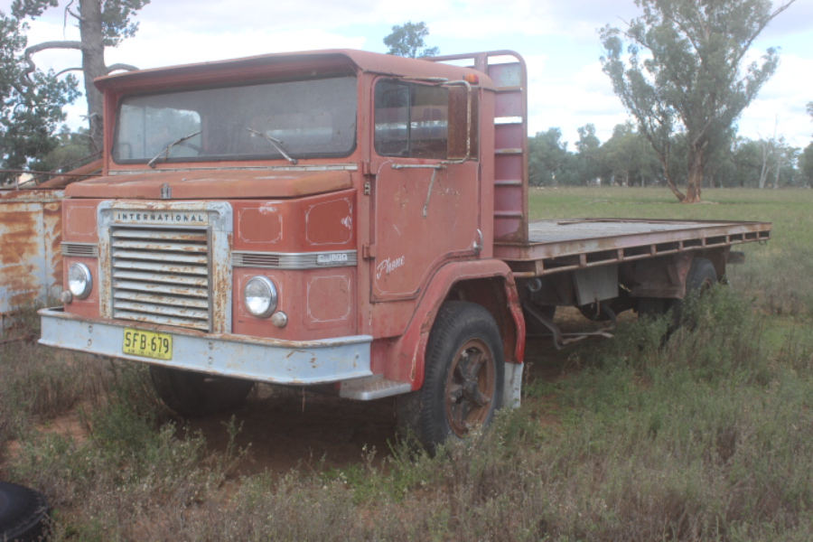 Lot 28 - International C1800 Table top Truck | AuctionsPlus