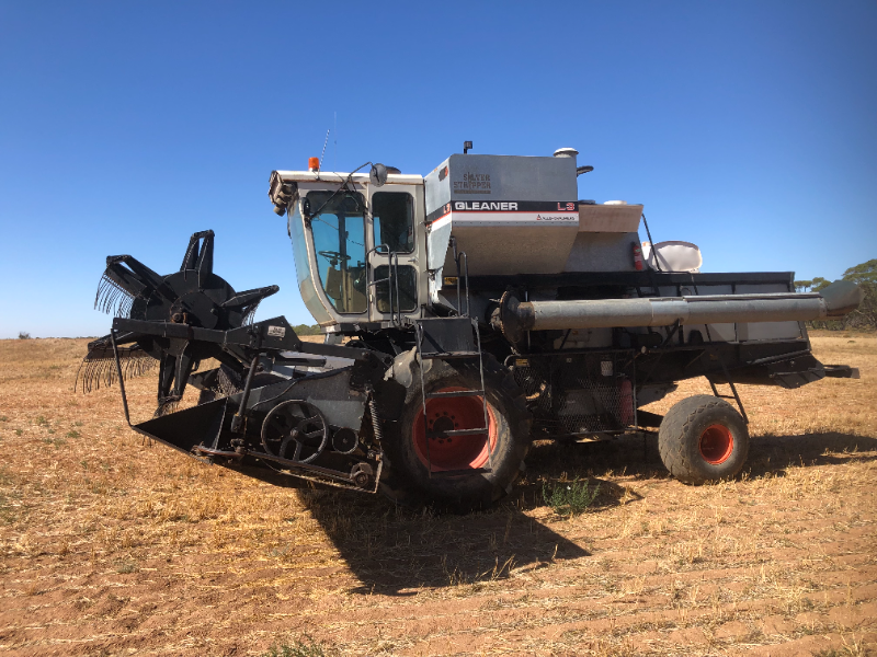 Lot 3 Gleaner L3 header 24 #39 front AuctionsPlus