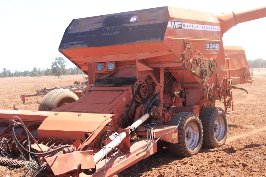 Lot 62 Massey Ferguson 3342 Header 16ft Comb Front Auctionsplus 0813