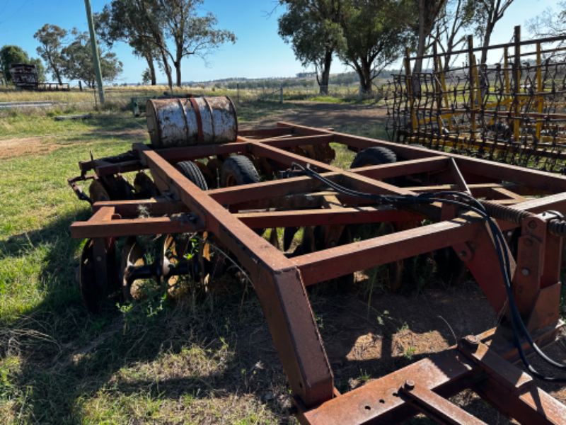 Lot 15 NAPIER GRASSLANDS OFFSET PLOUGH. AuctionsPlus