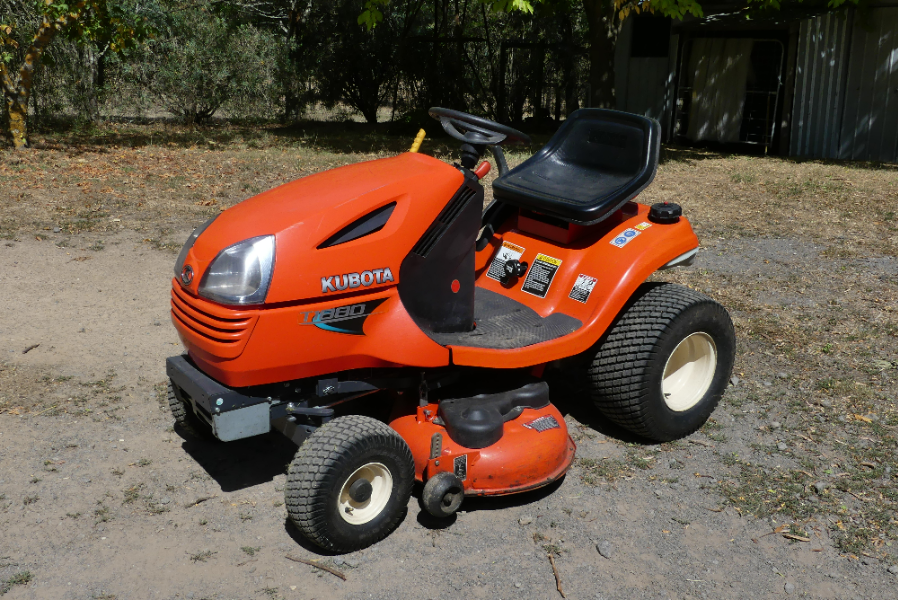 Lot 27 - Kubota Lawn Mower TI1880 | AuctionsPlus