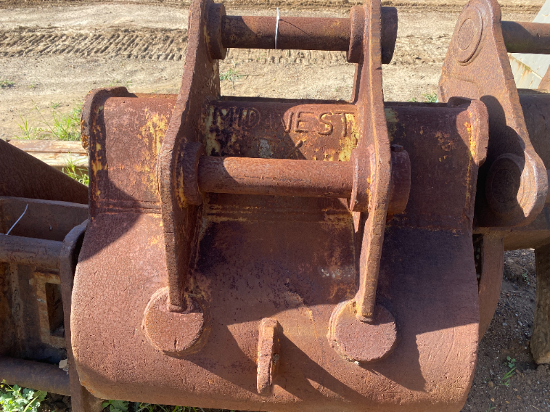 Lot 40 1200mm bucket for 20 tonne excavator jaws brand AuctionsPlus