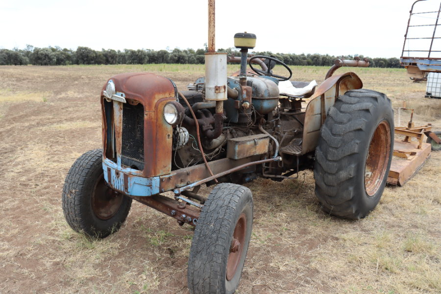 Lot 49.4 - Fordson super major 3PL, (parts) (motor running) bonet in ...