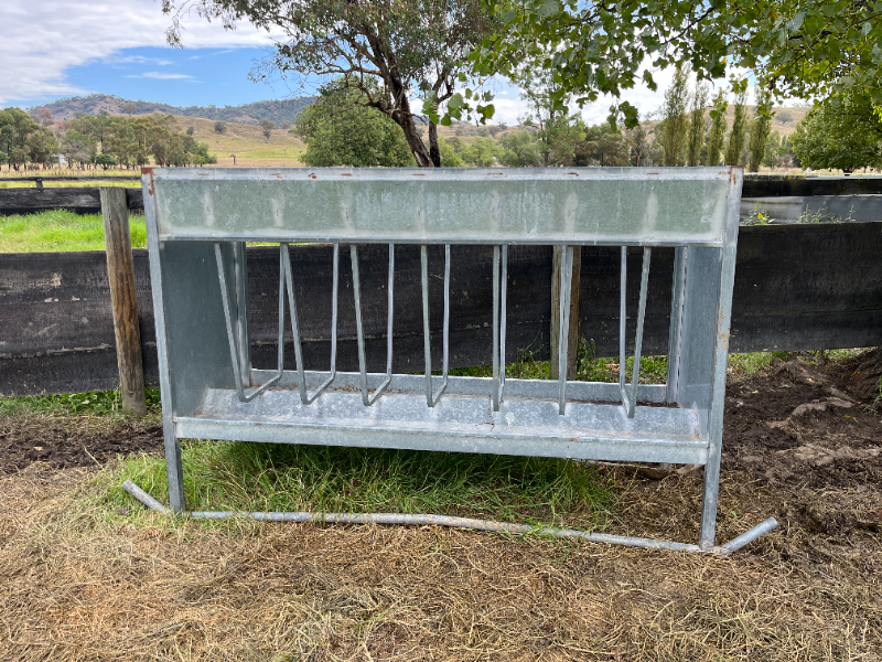 18 Square Hay Feeder AuctionsPlus