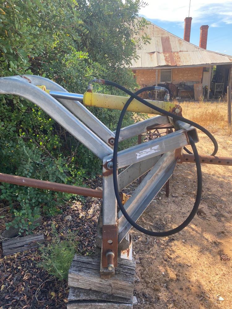 Lot 10 Rocky Roo 3 point linkage post hole digger AuctionsPlus