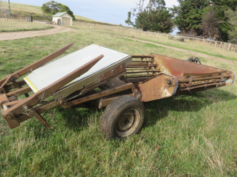 Lot 124 - Pearson Offsider Trailing Hay Feeder | AuctionsPlus