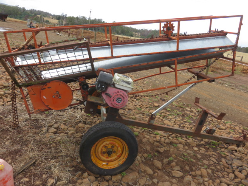 Lot 94 - Trailing Wood Elevator, 6m Folding Conveyor with Honda Engine ...