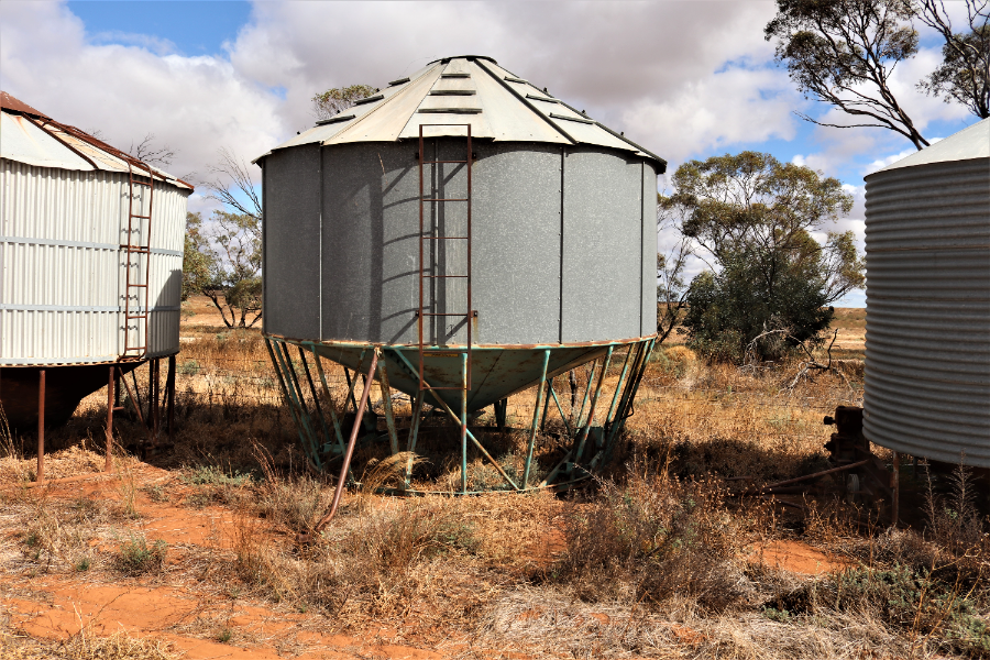 Lot 56 Jetstream field bin. AuctionsPlus