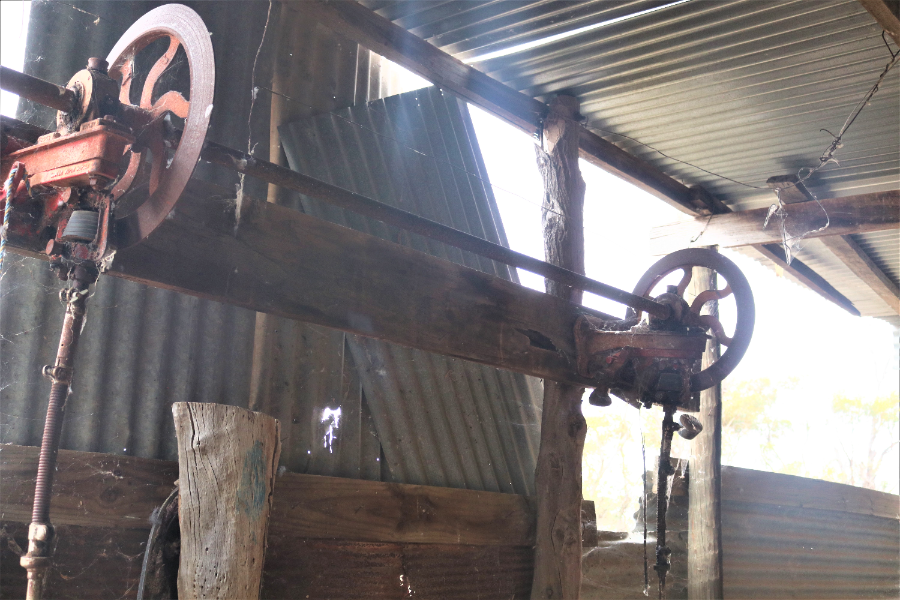 Lot 114 Lister overhead shearing drive. AuctionsPlus