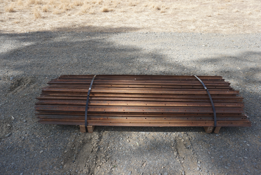 Lot 134 165cm steel posts bundle of 100. 9 hole (posts have been