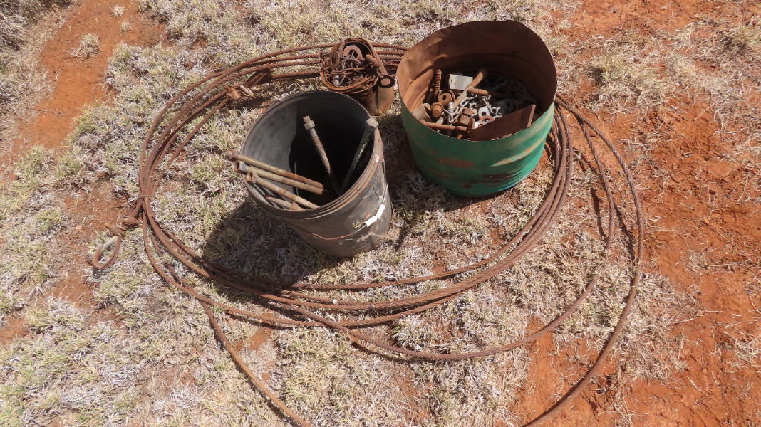 LOT 130 - Wire rope, gate latches | AuctionsPlus