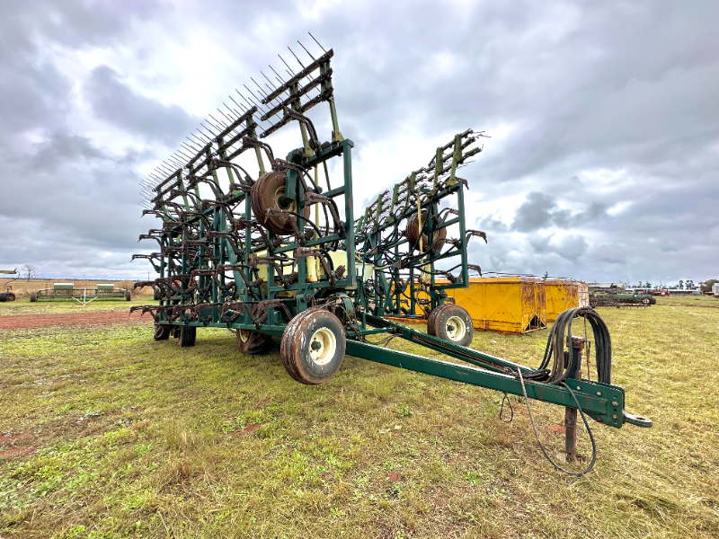 Lot 6 - Alfarm airseeder cart and scarifier bar A550 | AuctionsPlus