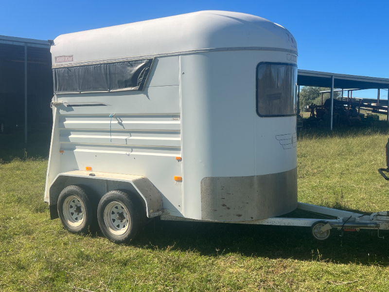 Lot 2A KARA KAR DOUBLE HORSE FLOAT AuctionsPlus