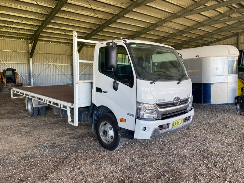 LOT 10 Hino 300 920 W Cattle Crate AuctionsPlus lot-10-hino-300-920-w-cattle-crate-auctionsplus