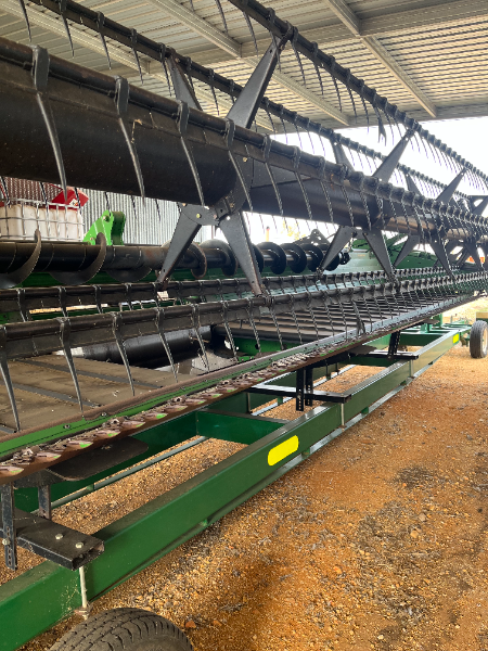 Lot 21 - John Deere 635D HydraFloat front with cross auger. | AuctionsPlus