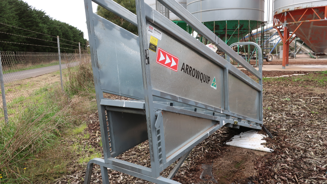 Lot 9 - Arrow Sheep Loading Ramp Adjustable | AuctionsPlus