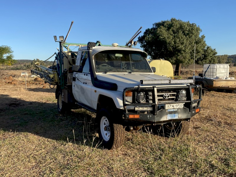 Lot 16 2000 Toyota LandCruiser Tray Back with Boomspray AuctionsPlus