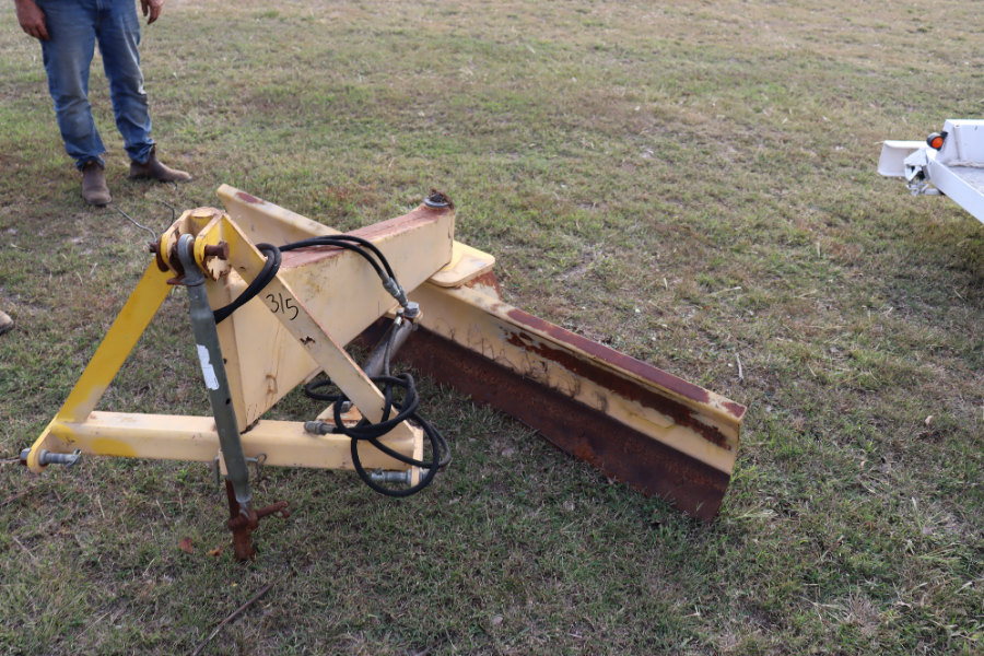 3PL Grader blade c/w hydraulic angle 2.1m | AuctionsPlus