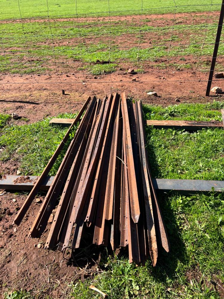 Lot 104 - Approx 27 Steel Posts | AuctionsPlus