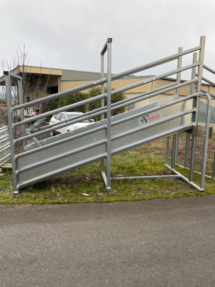 Lot 11 Norton Cattle Loading Ramp Standard AuctionsPlus