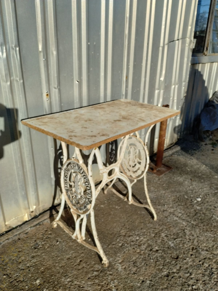 Lot 172 - Singer Table | AuctionsPlus