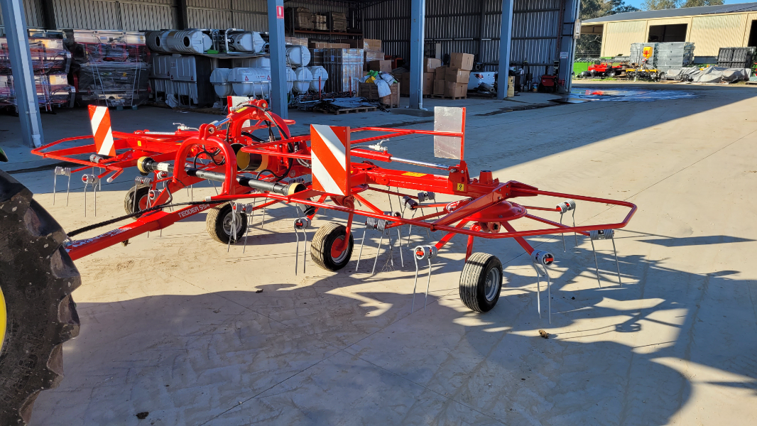 Lot 157 - 5.5M ROTARY TEDDER RAKE-TRAILING | AuctionsPlus