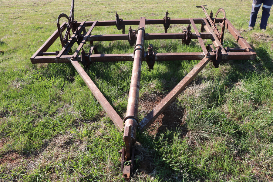 Lot 107 - Implement | AuctionsPlus