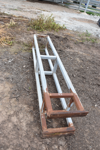 Lot 92 - Stand | AuctionsPlus