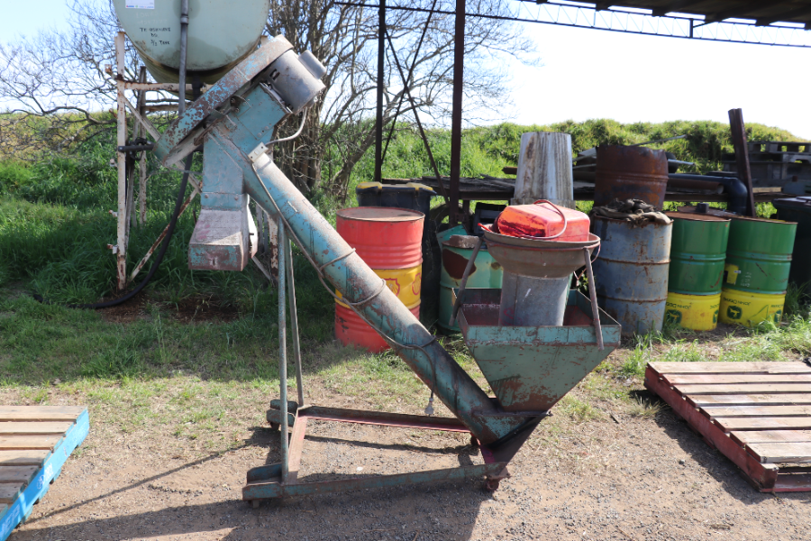 Lot 40 - Auger Bager with12 volt Liquid applicator | AuctionsPlus