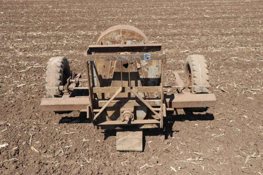 Lot 64 - 3PL planter Frame | AuctionsPlus