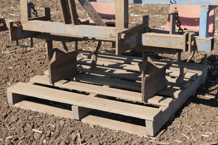 Lot 65 - 3PL Home made cabbage/ seedling transplanter | AuctionsPlus