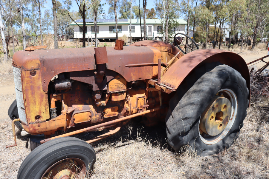Lot 13 - LA Case tractor | AuctionsPlus