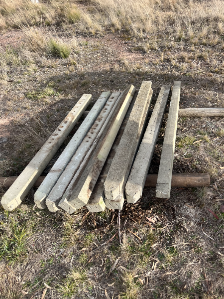Lot 77 - 10 x Concrete intermediate posts | AuctionsPlus