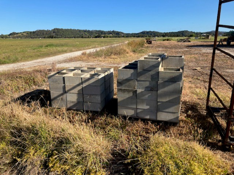 Lot 72 186 besser blocks to be stacked on 4 pallets AuctionsPlus