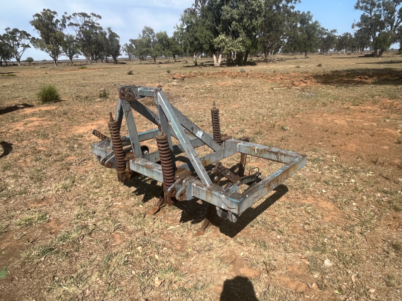 Lot 7 - 3-tyne ripper | AuctionsPlus