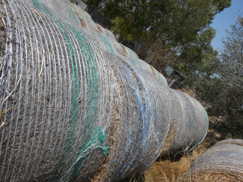 Lot 305 6 x Rolls 4'x4' Straw Garden Mulch AuctionsPlus