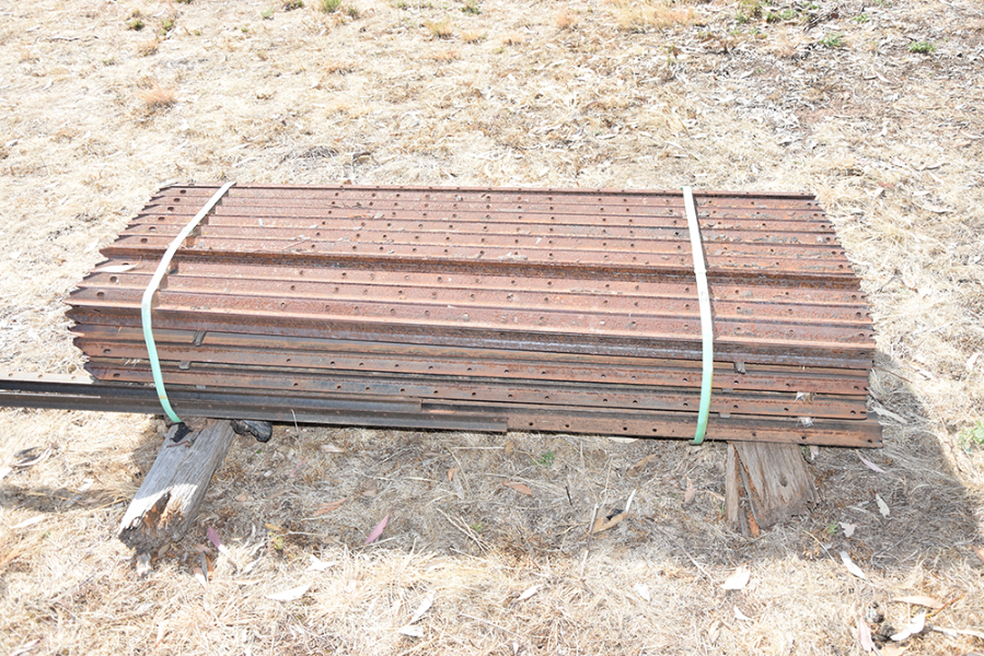 Lot 27 - Steel Posts x 200 | AuctionsPlus