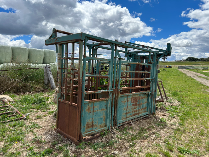 Lot 40 - Warwick Cattle Crush | AuctionsPlus