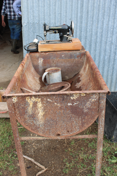 Lot 185 - Farm Antiques - Singer Sewing Machine | AuctionsPlus