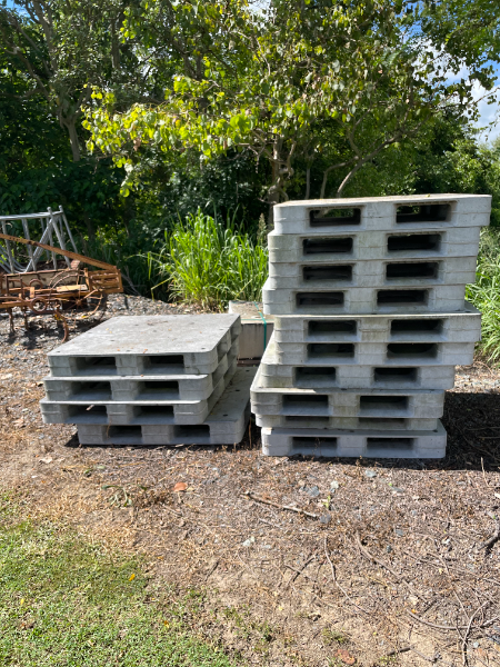 Lot 69 - 14 Plastic Pallets | AuctionsPlus