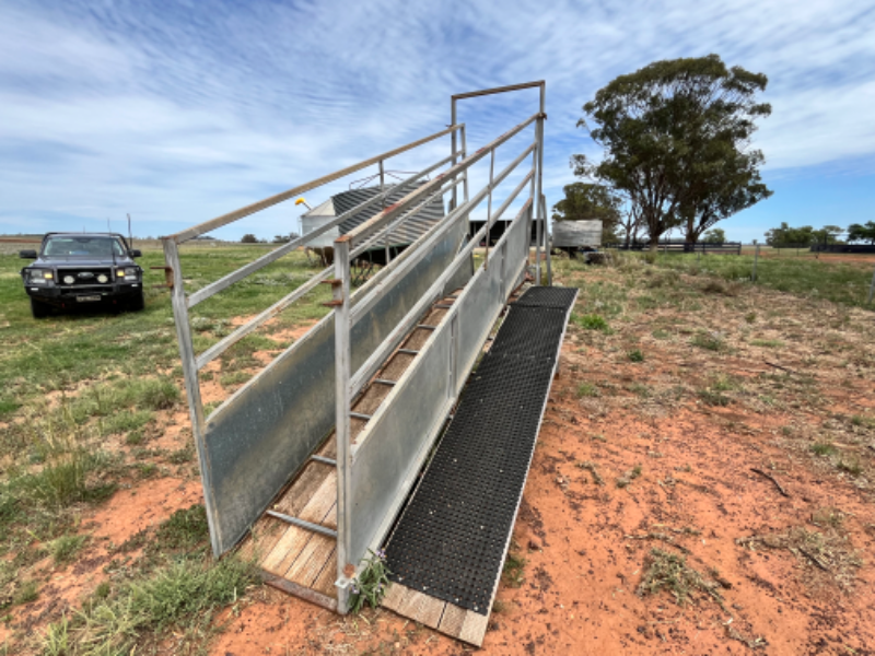 Lot 34 - THOMPSON LONGHORN LOADING RAMP. | AuctionsPlus