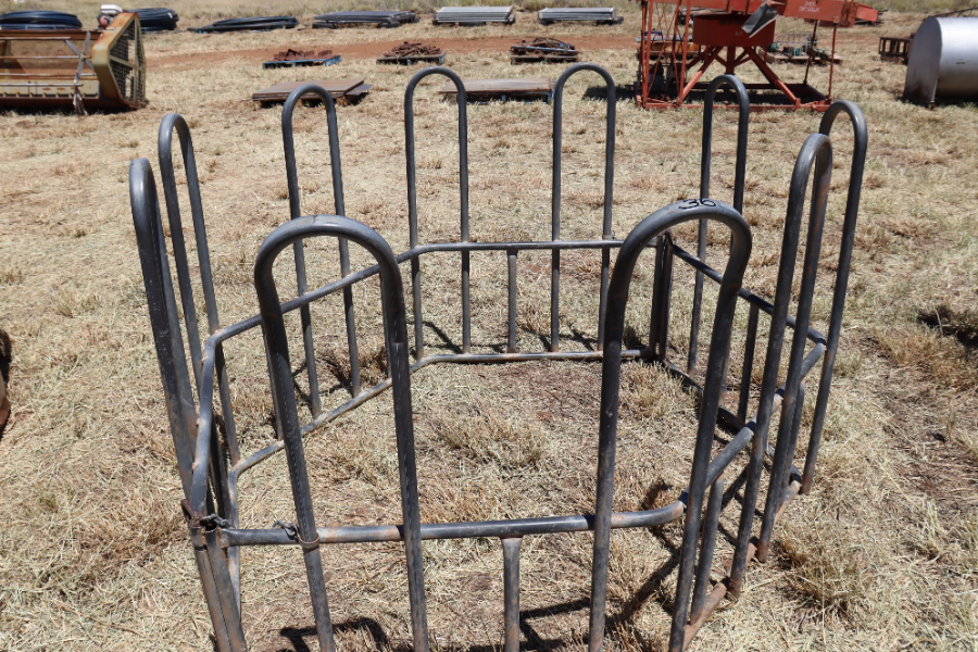 Lot 36 - gal round bale hay rack | AuctionsPlus