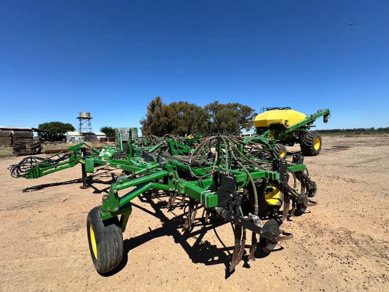 40' John Deere 1870 Conservapak Airseeder & John Deere 1910 Aircart ...