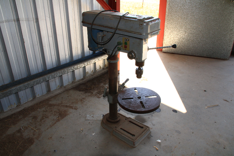 Lot 13 - Peerless heavy duty drill press | AuctionsPlus