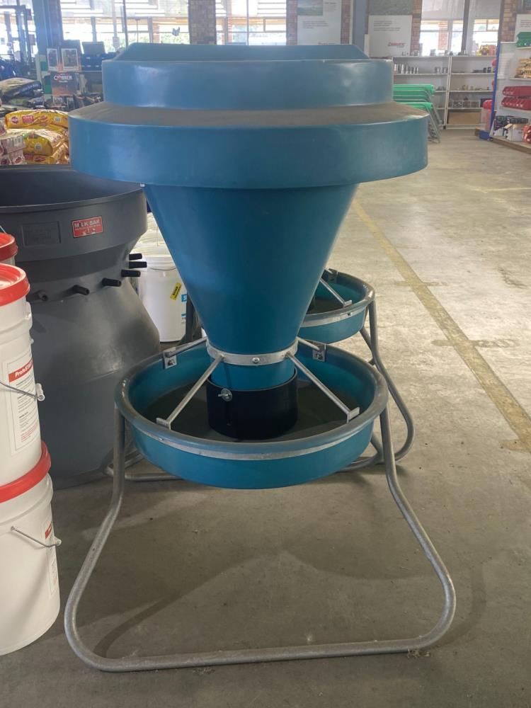 Lot 100 - Stallion Poly Cone Feeder - 55kg | AuctionsPlus