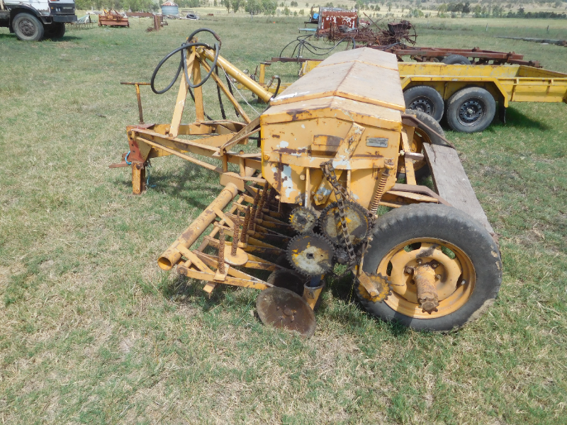Lot 34 - Connor Shea 19 disc drill on hydraulic lift. | AuctionsPlus