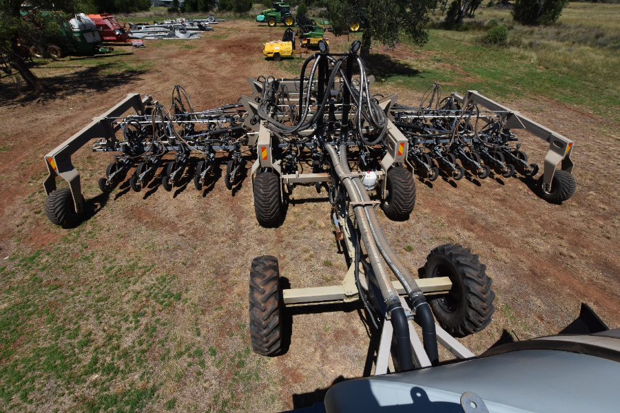 Lot 88 - 2012 NDF SA650 12m on 15” row spacing, rear row shift for side ...