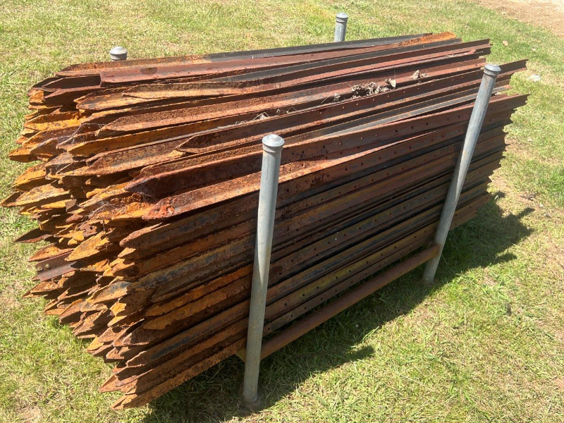 Lot 25 - 100 X IRON POSTS | AuctionsPlus