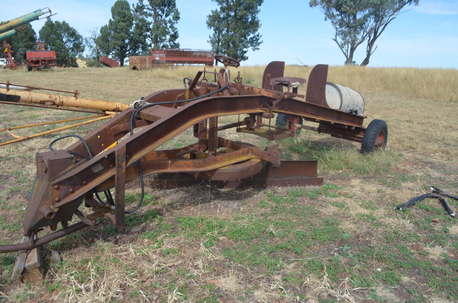 Lot 51 - Armstrong Holland Grader | AuctionsPlus